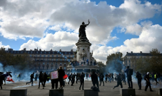 Des protestataires dans la fumée de gaz lacrymogènes lors d'une manifestation contre la vie chère place de la République à Paris, le 17 octobre 2026  ( AFP / Matthieu RONDEL )