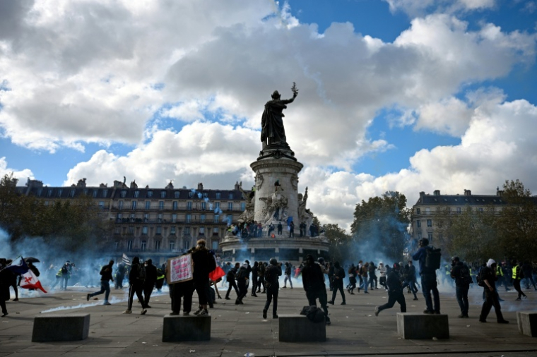 Des protestataires dans la fumée de gaz lacrymogènes lors d'une manifestation contre la vie chère place de la République à Paris, le 17 octobre 2026  ( AFP / Matthieu RONDEL )