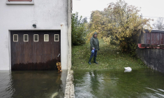 L'augmentation de la fréquence et de la gravité des événements climatiques continuera à tirer les tarifs des assurances habitation vers le haut dans les années à venir. (Photo : une sinistrée dans le Pas-de-Calais, le 10 novembre 2023) ( AFP / SAMEER AL-DOUMY )
