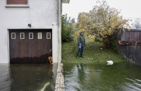 L'augmentation de la fréquence et de la gravité des événements climatiques continuera à tirer les tarifs des assurances habitation vers le haut dans les années à venir. (Photo : une sinistrée dans le Pas-de-Calais, le 10 novembre 2023) ( AFP / SAMEER AL-DOUMY )