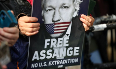 Photo d'un partisan du fondateur de WikiLeaks, Julian Assange, qui tient une pancarte