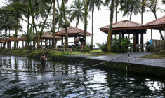Un touriste dans la piscine de l'hôtel Seme Beach, à Limbé, le 4 octobre 2025. Les touristes se font rares, effrayés par le conflit qui secoue la partie anglophone du Cameroun, mais la ville tente de maintenir le cap, malgré les tensions à l'approche de la présidentielle du 12 octobre ( AFP / Daniel BELOUMOU OLOMO )