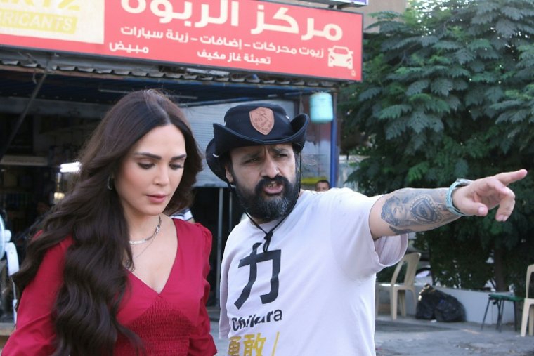 Photo distribuée par le réalisateur syrien Mohammad Abdel Aziz le montrant en compagnie de l'actrice Lina Diab pendant le tournage de la série "La famille du roi", à Damas le 28 août 2025 ( MOHAMMED ABDELAZIZ  /  )