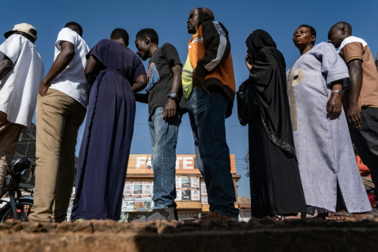 Des électeurs attendent pour voter à Kampala lors des élections générales, le 15 janvier 2026 en Ouganda ( AFP / Badru Katumba )