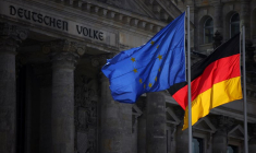 Les drapeaux de l'UE et de l'Allemagne flottent devant le bâtiment du Reichstag à Berlin