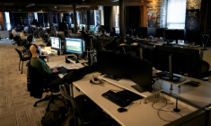 Des producteurs travaillent dans les studios de Rodeo FX, à Montréal, le 29 janvier 2026 ( AFP / Sebastien ST-JEAN )