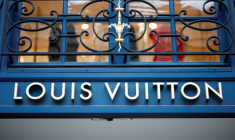 Extérieur d'une boutique de luxe Louis Vuitton de LVMH à Paris