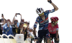 Valentin Paret-Peintre célèbre sa victoire dans la 16e étape du Tour de France 2025