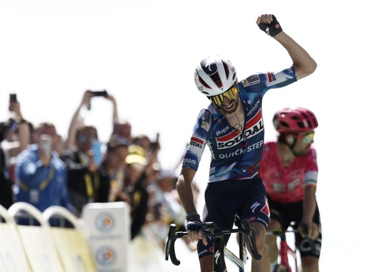 Valentin Paret-Peintre célèbre sa victoire dans la 16e étape du Tour de France 2025