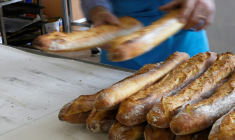 Les salariés volontaires des boulangeries et fleuristes indépendants pourront travailler le 1er mai 2026, a annoncé vendredi le Premier ministre Sébastien Lecornu ( AFP / LOIC VENANCE )