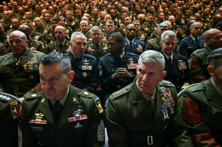Des militaires rassemblés avant un discours de Donald Trump à l'adresse des officiers supérieurs de l'armée réunis à la base du Corps des Marines de Quantico, en Virginie, le 30 septembre 2025 ( AFP / Jim WATSON )