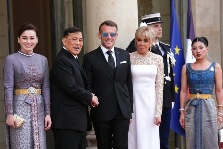 Le président Emmanuel Macron (c) et Brigitte Macron (c,d) reçoivent le roi de Thaïlande Maha Vajiralongkorn (c,g), la reine Suthida (g) et la princesse Sirivannavari à l'Elysée, le 29 juin 2026 à Paris ( AFP / Dimitar DILKOFF )