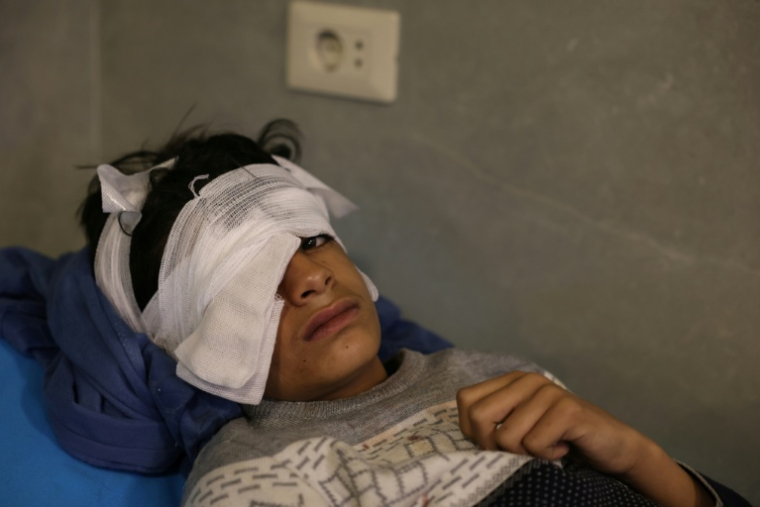 Un enfant blessé lors d'affrontements dans la ville de Raqa, dans le nord de la Syrie, le 18 janvier 2026. ( AFP / Bakr ALkasem )