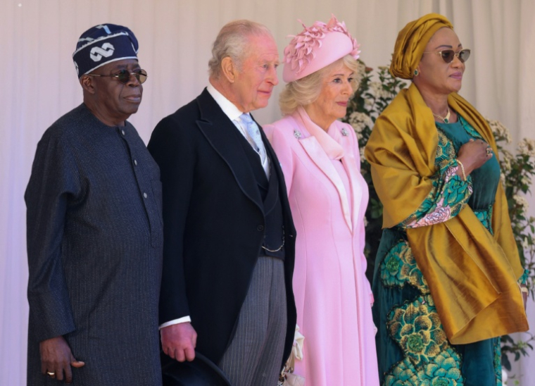 Le roi Charles III et la reine Camilla (C) aux côtés du président nigérian Bola Tinubu (G) et de la première dame du Nigeria, Oluremi Tinubu (D), le 18 mars 2026 à Windsor ( POOL / Chris Jackson )