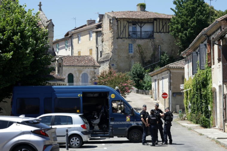 Des gendarmes bloquent une rue tandis que leurs collègues effectuent une perquisition au domicile de Jérôme Barella, suspecté du meurtre de la collégienne Lyhann, le 6 juillet 2026 à Montestruc-sur-Gers, dans le Gers ( AFP / Valentine CHAPUIS )