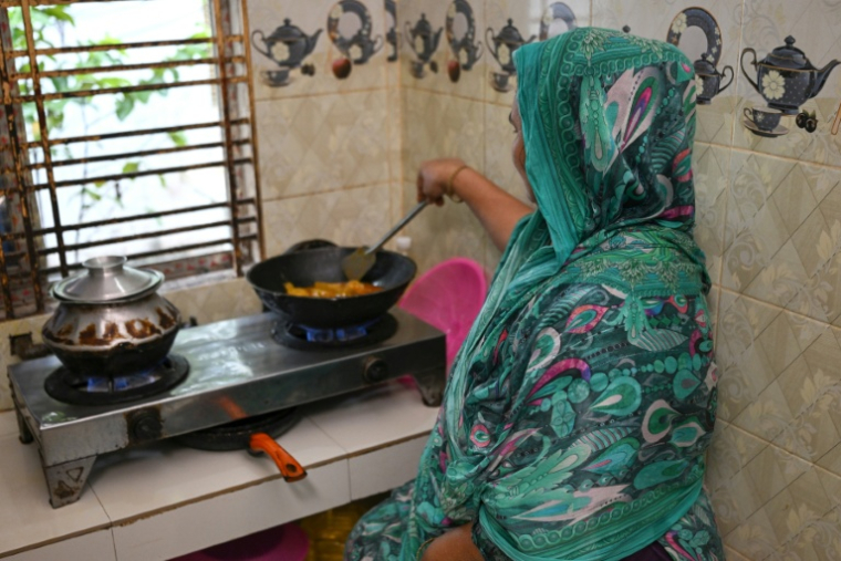 Nargis Begum cuisine à son domicile, le 12 août 2026 à Brahmanbaria, dans l'est du Bangladesh  ( AFP / Salahuddin Ahmed )