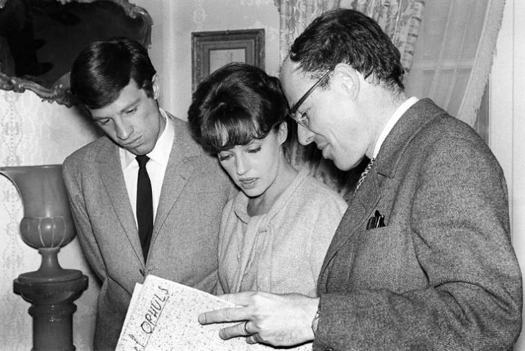 Jean-Paul Belmondo, à gauche, Jeanne Moreau, au centre et Marcel Ophüls, à droite, en février 1963, à Boulogne-Billancourt, dans les Hauts-de-Seine ( AFP / - )