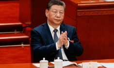 Le président chinois Xi Jinping applaudit lors d'une session plénière de l'Assemblée nationale populaire de Chine à Pékin, le 9 mars 2026 ( POOL / Vincent Thian )
