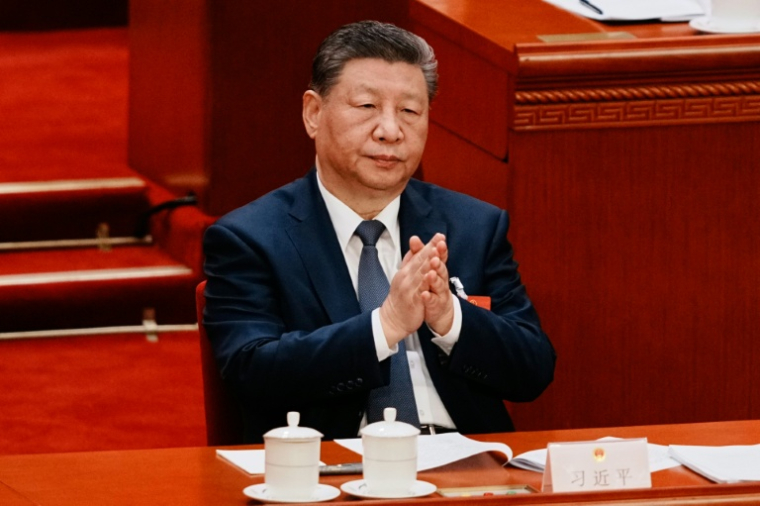 Le président chinois Xi Jinping applaudit lors d'une session plénière de l'Assemblée nationale populaire de Chine à Pékin, le 9 mars 2026 ( POOL / Vincent Thian )