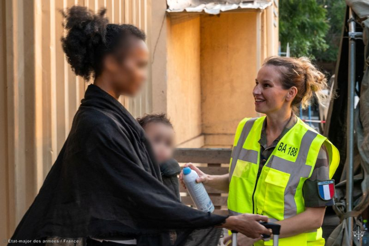 Des soldats français évacuent des citoyens français du Soudan vers Djibouti