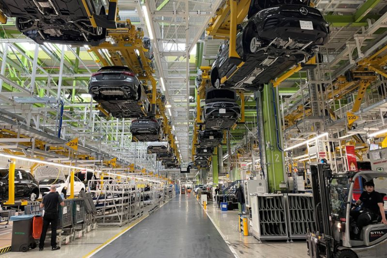Vue générale des lignes de production du constructeur allemand Mercedes-Benz dans une usine de Rastatt