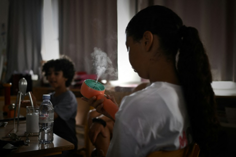 Des enfants dans une salle de classe à Bordeaux le 1er juillet 2025 ( AFP / PHILIPPE LOPEZ )