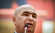 Le Premier ministre roumain Ilie Bolojan  s'adresse au parlement à Bucarest le 5 mai 2026 ( AFP / Daniel MIHAILESCU )