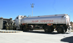 Des soldats boliviens sécurisent l'entrée de camions-citernes dans le complexe pétrolier public de Senkata, à El Alto, le 21 juin 2026, au lendemain de la proclamation de l'état d'exception par le président Rodrigo Paz ( AFP / AIZAR RALDES )