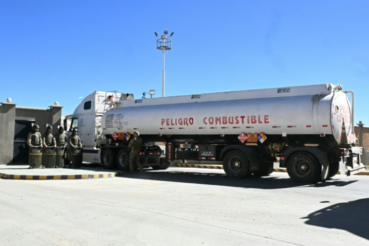 Des soldats boliviens sécurisent l'entrée de camions-citernes dans le complexe pétrolier public de Senkata, à El Alto, le 21 juin 2026, au lendemain de la proclamation de l'état d'exception par le président Rodrigo Paz ( AFP / AIZAR RALDES )