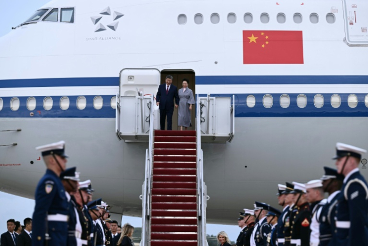 Le président chinois Xi Jinping et sa femme Peng Liyuan à leur descente sur le tarmac de Joint Base Andrews, dans le Maryland (est), le 23 septembre 2026 ( AFP / Brendan SMIALOWSKI )