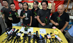 Des membres de la Ligue des Sociaux-Démocrates (LSD), qui était l'un des derniers partis d'opposition encore actifs à Hong Kong, lors d'une conférence de presse, le 29 juin 2025 à Hong kong ( AFP / Peter PARKS )