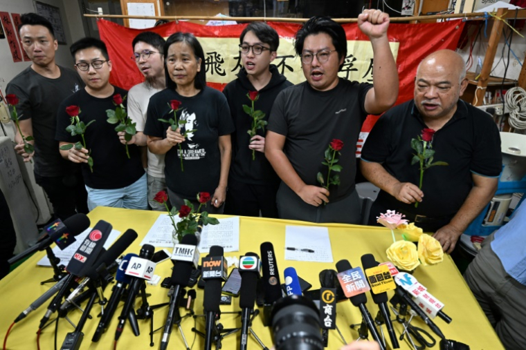 Des membres de la Ligue des Sociaux-Démocrates (LSD), qui était l'un des derniers partis d'opposition encore actifs à Hong Kong, lors d'une conférence de presse, le 29 juin 2025 à Hong kong ( AFP / Peter PARKS )