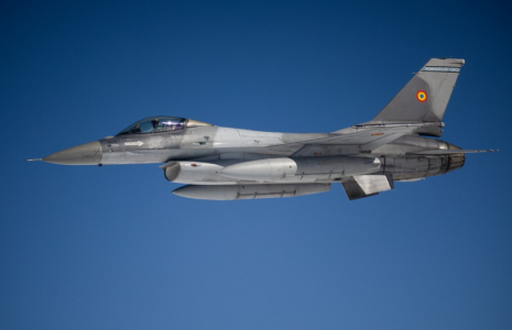 Un F-16 roumain au-dessus des eaux territoriales grecques, le 4 octobre 2024. (illustration) ( AFP / CLEMENT MAHOUDEAU )