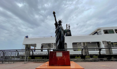 UNE PETITE STATUE DE LA LIBERTÉ RETRACE LE PARCOURS DE SA GRANDE SOEUR À NEW YORK