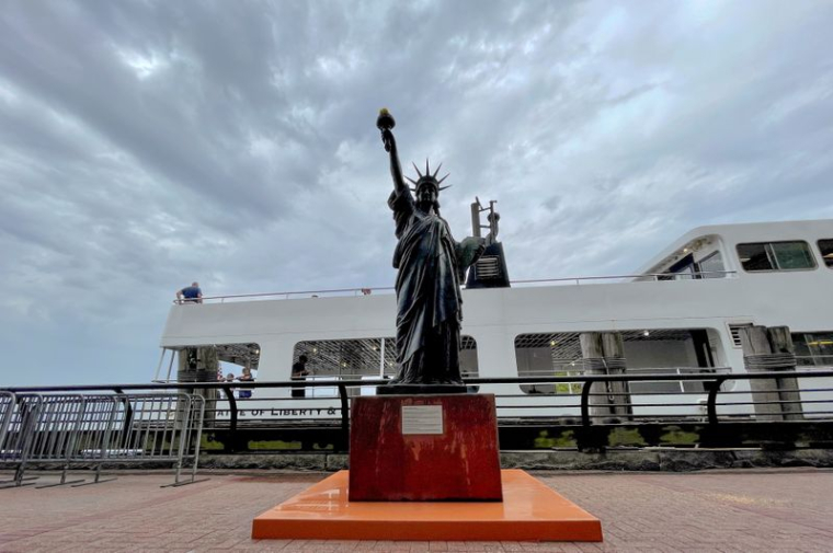 UNE PETITE STATUE DE LA LIBERTÉ RETRACE LE PARCOURS DE SA GRANDE SOEUR À NEW YORK
