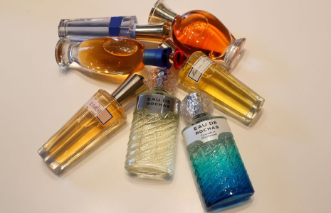 Des flacons de parfums Rochas sont exposés dans les bureaux du fabricant de parfums Interparfums à Paris