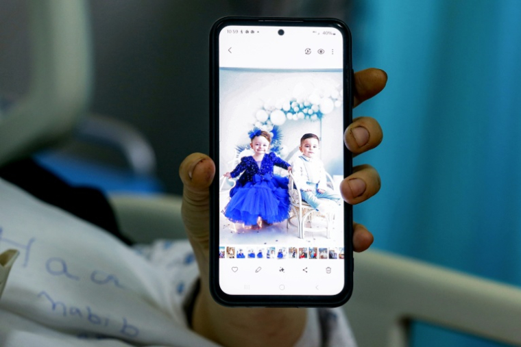 La Libanaise Amani Bazzi montre sur son téléphone une photo de ses deux jumeaux tués par une frappe israélienne, à Tebnine, dans le sud du Liban, le 22 septembre 2025 ( AFP / MAHMOUD ZAYYAT )
