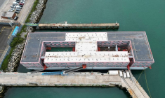 La barge Bibby Stockholm amarrée au port de Portland, près de Poole, en Grande-Bretagne