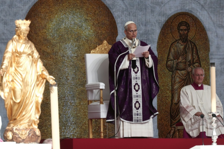 Le pape Léon XIV préside une messe solennelle au stade Louis II de Monaco, le 28 mars 2026 ( AFP / Thibaud MORITZ )