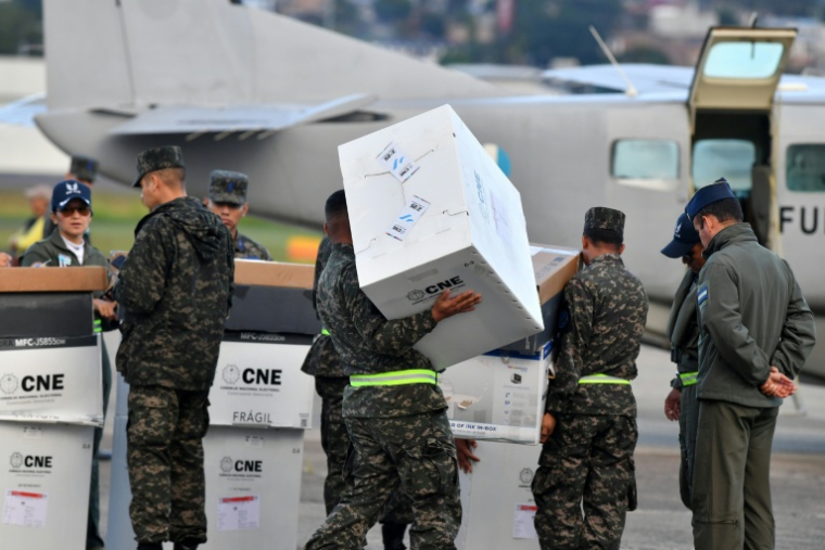 Des membres de l'armée de l'air hondurienne se préparent à transporter du matériel électoral vers Mosquitia, dans le département de Gracias a Dios, à Tegucigalpa, le 24 novembre 2025 ( AFP / Orlando SIERRA )