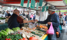 Des gens font leurs courses sur un marché de quartier à Paris