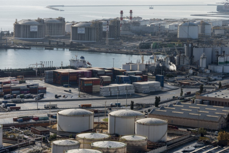 L'usine de regazéification Enagas au terminal de gaz naturel liquéfié (GNL) du port de Barcelone le 15 décembre 2022. ( AFP / JOSEP LAGO )