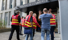 Des syndicalistes CGT de la Fonderie de Bretagne entrant au tribunal de Commerce, Lorient, le 3 juillet 2026 ( AFP / Fred TANNEAU )