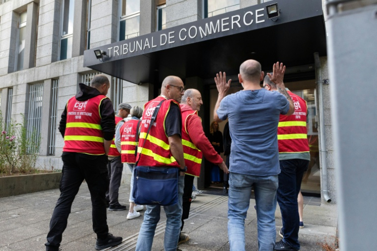 Des syndicalistes de la CGT de la Fonderie de Bretagne (FDB) pénètrent dans le tribunal de commerce de Lorient, dans le Morbihan, en France, le 3 juillet 2026 ( AFP / Fred TANNEAU )