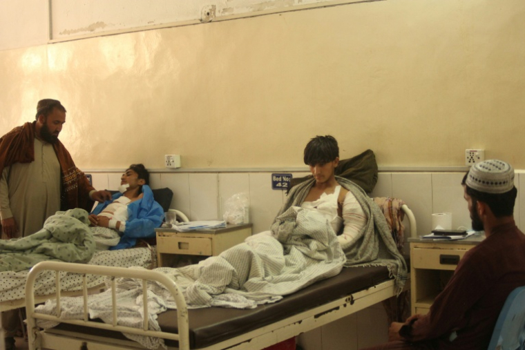 Des jeunes hommes blessés dans un hôpital de Jalalabad, en Afghanistan, le 3 mars 2026 ( AFP / - )