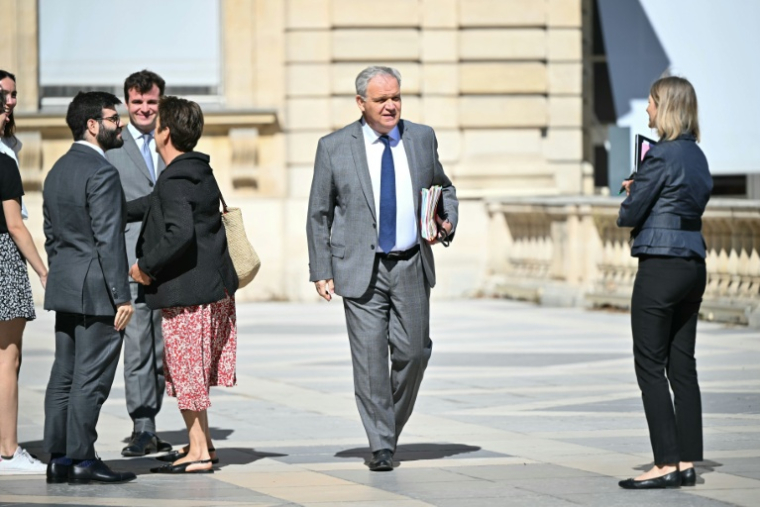 Le sénateur LR François-Noël Buffet (c),  proposé par Emmanuel Macron pour être le prochain Défenseur des droits, arrive au Sénat pour son audition, le 21 juillet 2026 à Paris ( AFP / Lou BENOIST )