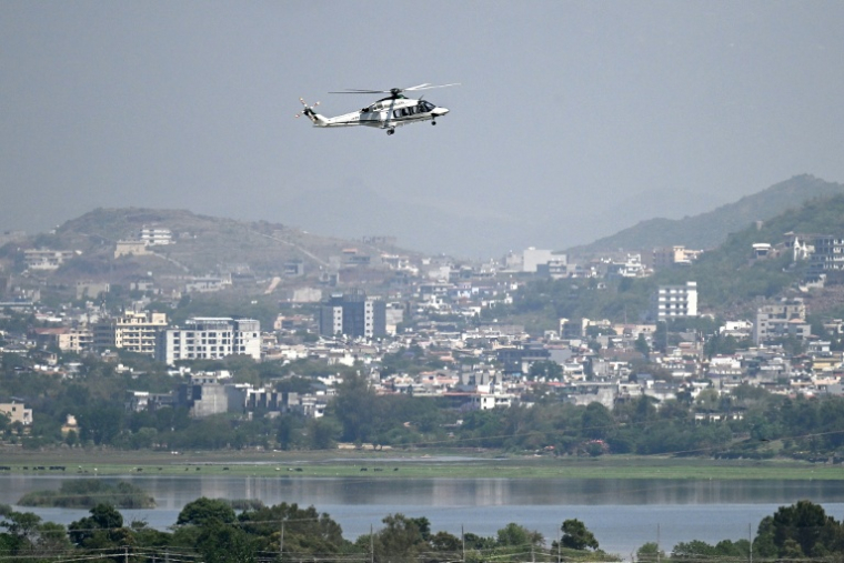 Un hélicoptère survole la zone rouge d'Islamabad, en prévision des pourparlers de paix américano-iraniens, le 20 avril 2026 au Pakistan ( AFP / Aamir QURESHI )