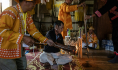 Photo fournie par Luke Duggleby, prise le 10 décembre 2025 et transmise à l'AFP le 25 février 2026, montrant le chef religieux Jaha Satae (c,d), procédant à une cérémonie de purification sur Jawa Jabo (chemise noire), dans le village de Mae Haeng, à Chiang Mai, en Thaïlande ( Courtesy of Luke Duggleby / Luke Duggleby )