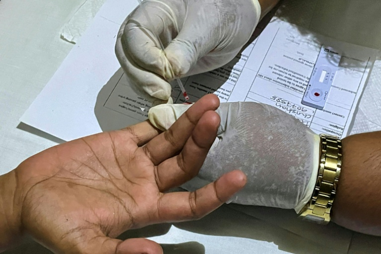 Une prise de sang dans la clinique mobile de dépistage du VIH en banlieue de Suva, aux Fidji, le 19 mars 2026 ( AFP / STR )