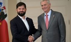 Le président chilien Gabriel Boric (à gauche) serre la main du président chilien élu Jose Antonio Kast au palais présidentiel de La Moneda à Santiago, le 15 décembre 2025, au lendemain du second tour de l'élection présidentielle ( AFP / Rodrigo ARANGUA )